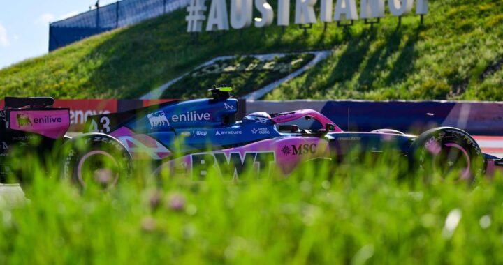 Franco Colapinto en el paddock de Austria con su monopatín tras error en Q2