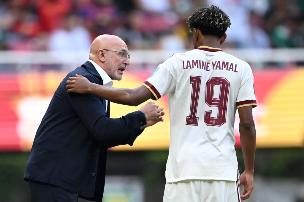 Lamine Yamal escoltado por seguridad entre hinchas en concentración de España en Mundial