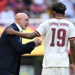 Lamine Yamal escoltado por seguridad entre hinchas en concentración de España en Mundial