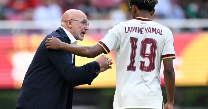 Lamine Yamal escoltado por seguridad entre hinchas en concentración de España en Mundial