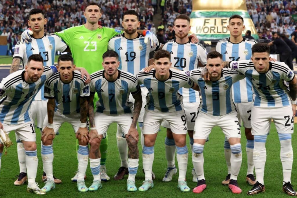 Lionel Scaloni con el grupo de 17 campeones del mundo en entrenamiento previo al Mundial 2026, mostrando unidad y experiencia
