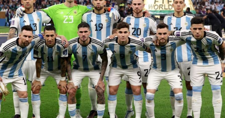 Lionel Scaloni con el grupo de 17 campeones del mundo en entrenamiento previo al Mundial 2026, mostrando unidad y experiencia