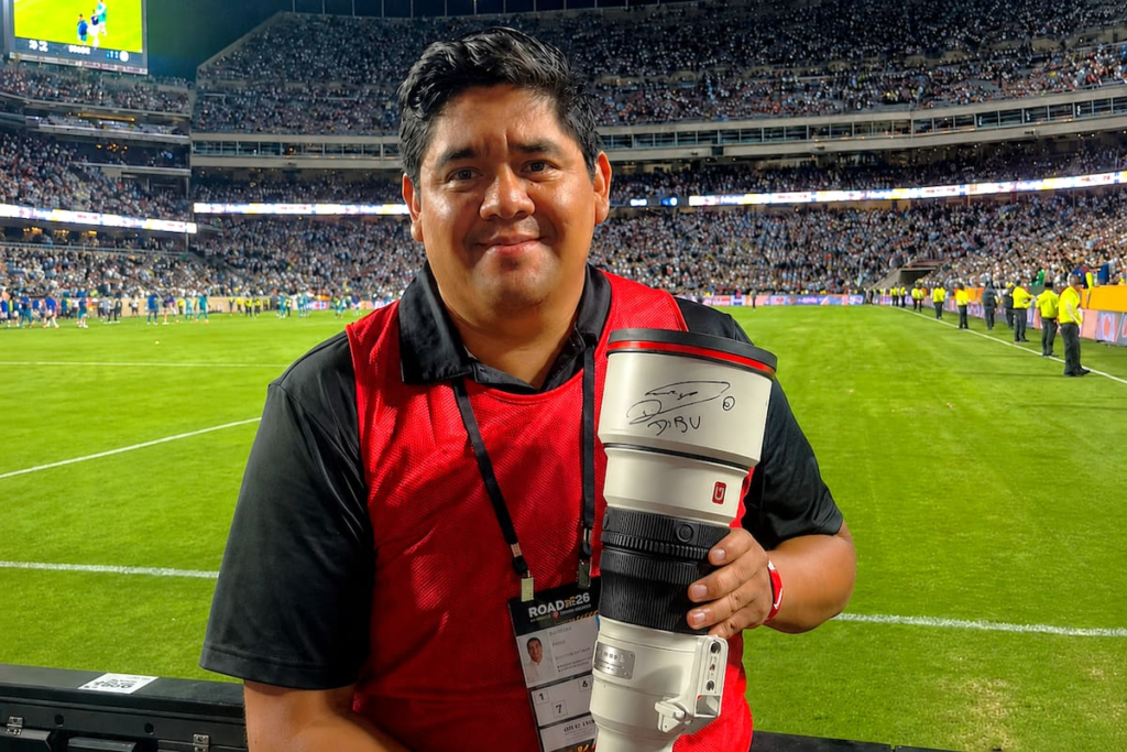 Lente profesional de $6000 firmado por Dibu Martínez con carita feliz y autógrafo único