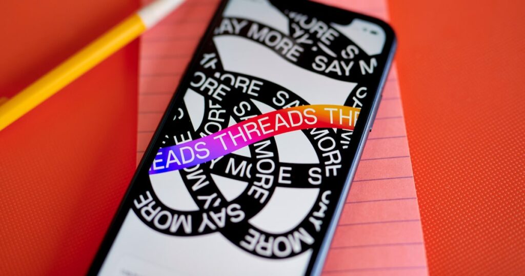 Interfaz de Threads mostrando crecimiento a 500 millones de usuarios mensuales y actividad en la plataforma