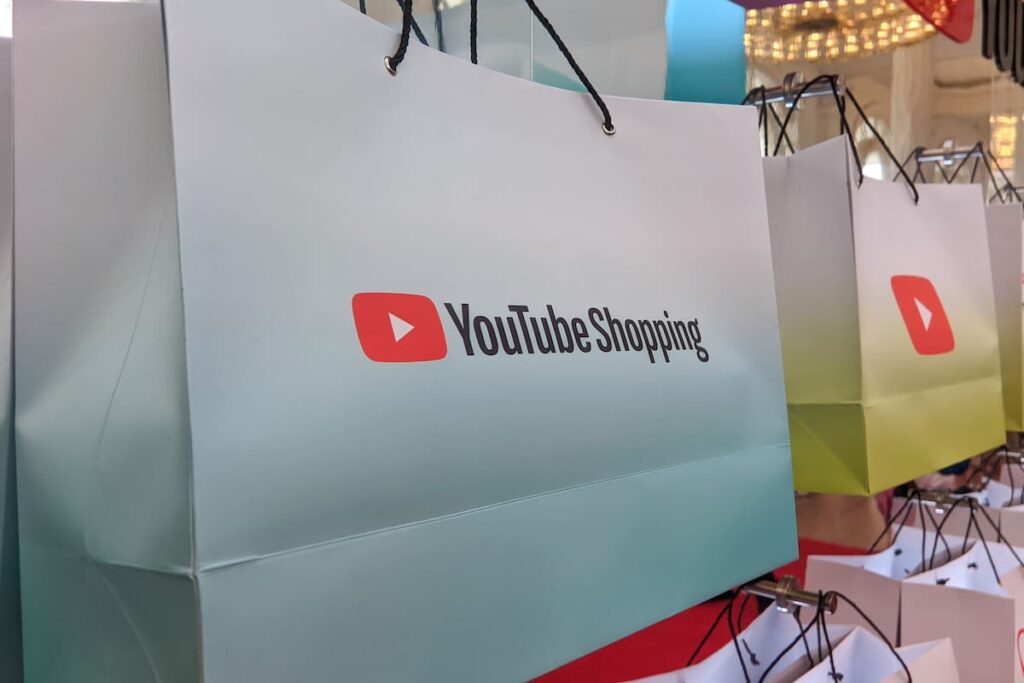 Interfaz de YouTube Shopping con productos de Mercado Libre etiquetados en video