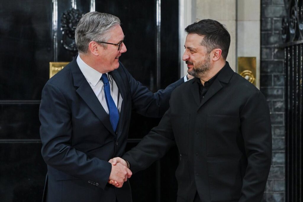 Volodimir Zelenski y Keir Starmer en reunión de apoyo a Ucrania durante conflicto con Rusia