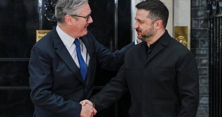 Volodimir Zelenski y Keir Starmer en reunión de apoyo a Ucrania durante conflicto con Rusia