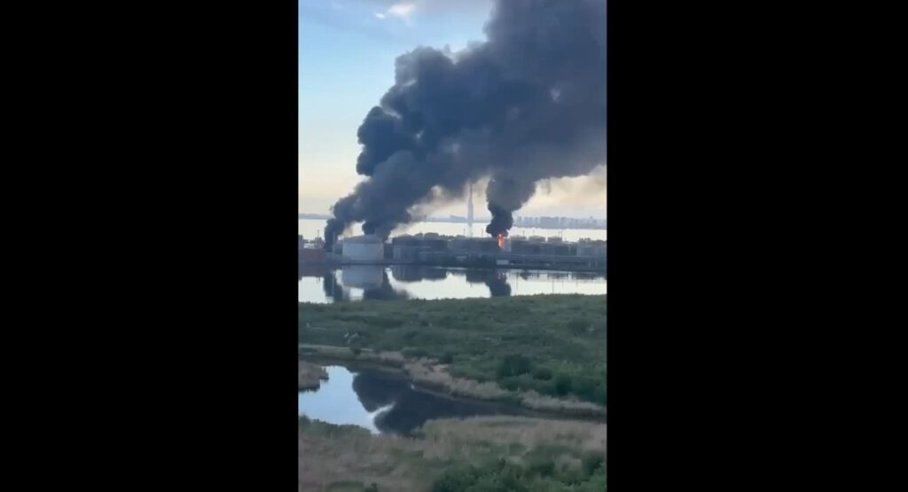 Terminal petrolera de Lugaport en San Petersburgo tras ataque con drones ucranianos mostrando daños en infraestructura crítica