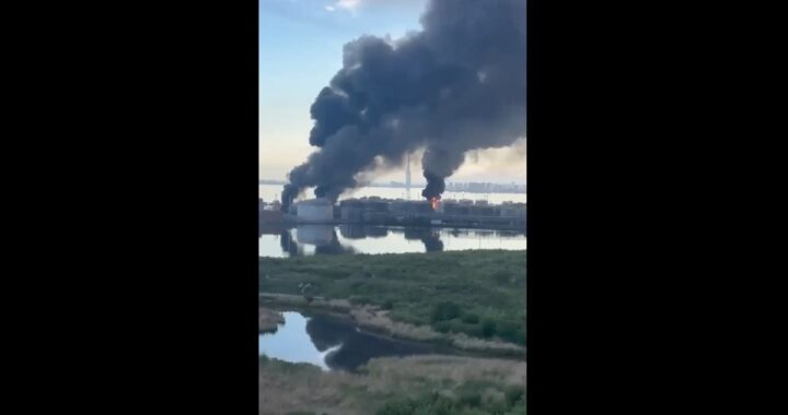 Terminal petrolera de Lugaport en San Petersburgo tras ataque con drones ucranianos mostrando daños en infraestructura crítica