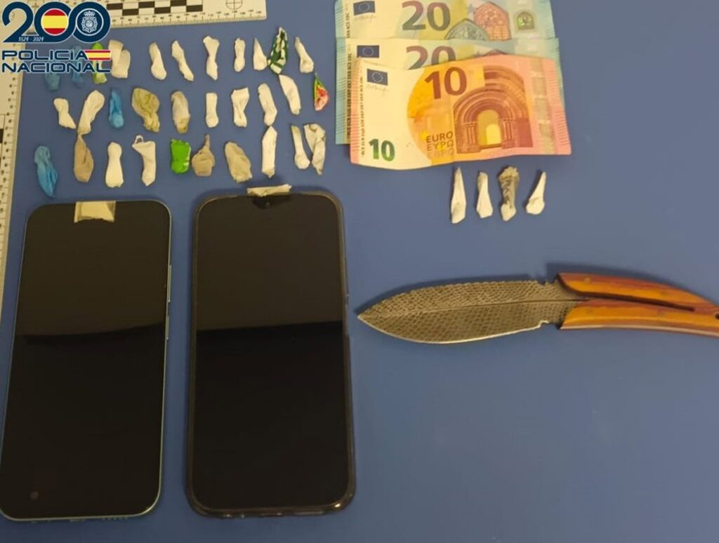 Agente policial mostrando 35 dosis de cocaína incautadas cerca de un colegio en Pontevedra durante operativo relámpago