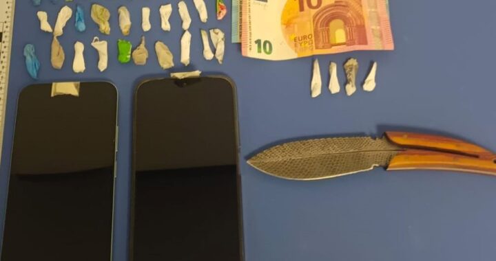 Agente policial mostrando 35 dosis de cocaína incautadas cerca de un colegio en Pontevedra durante operativo relámpago