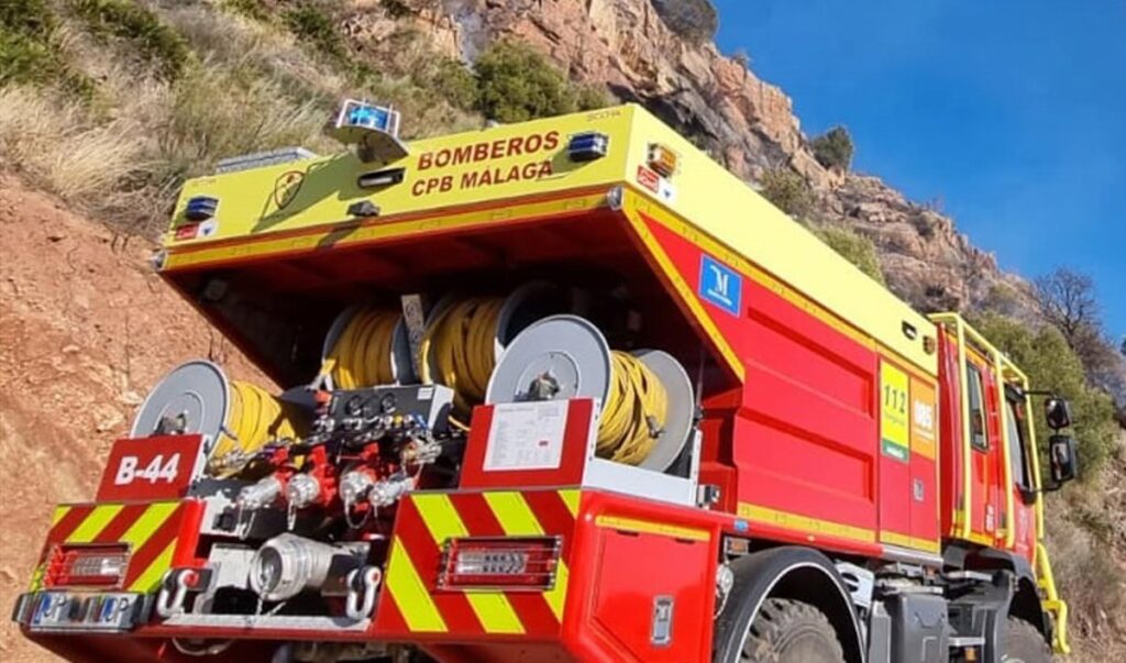 Llamas y humo negro en taller de camiones incendiado junto a gasolinera en zona industrial