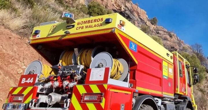 Llamas y humo negro en taller de camiones incendiado junto a gasolinera en zona industrial
