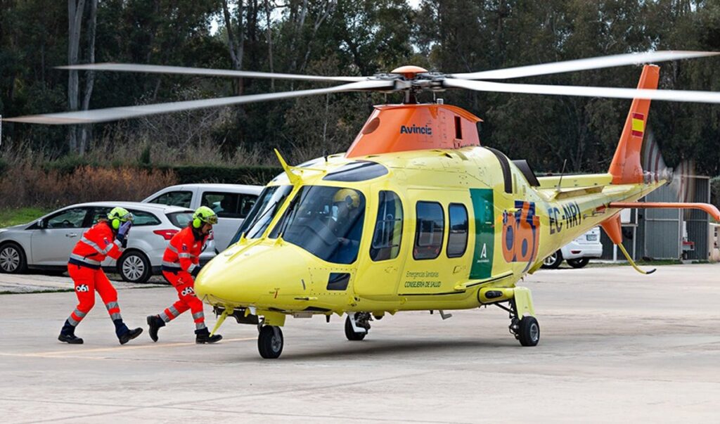 Vehículo volcado en cuneta de la A-311 tras choque frontal en Lahiguera con bomberos rescatando a víctimas atrapadas