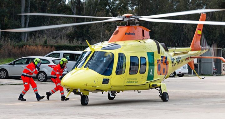 Vehículo volcado en cuneta de la A-311 tras choque frontal en Lahiguera con bomberos rescatando a víctimas atrapadas
