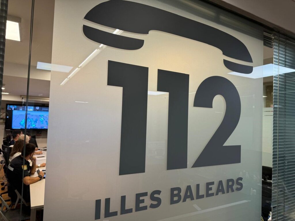 Vehículos destrozados tras choque frontal nocturno en la PM-810 de Ibiza, zona sin barreras de seguridad