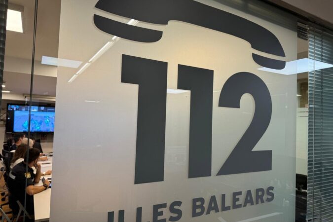 Vehículos destrozados tras choque frontal nocturno en la PM-810 de Ibiza, zona sin barreras de seguridad