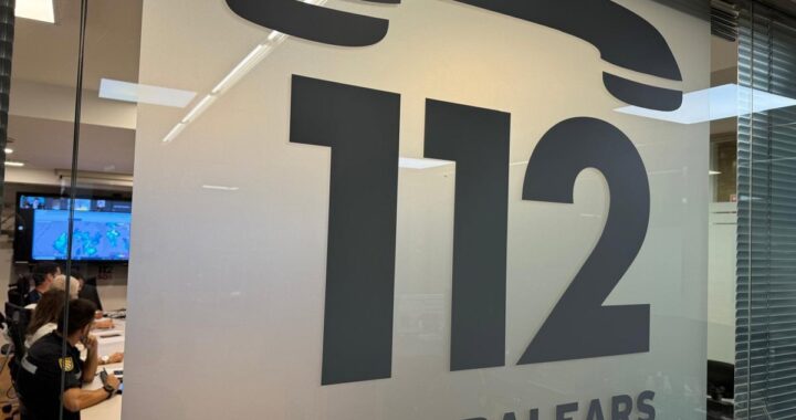 Vehículos destrozados tras choque frontal nocturno en la PM-810 de Ibiza, zona sin barreras de seguridad