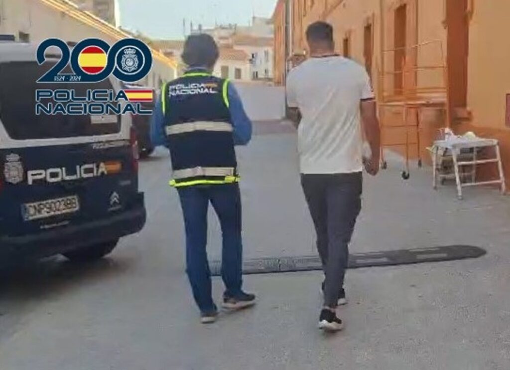 Agente policial detiene a hombre tras violentos disturbios pre-partido en Mestalla con botellas y mobiliario urbano
