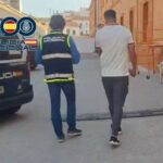 Agente policial detiene a hombre tras violentos disturbios pre-partido en Mestalla con botellas y mobiliario urbano