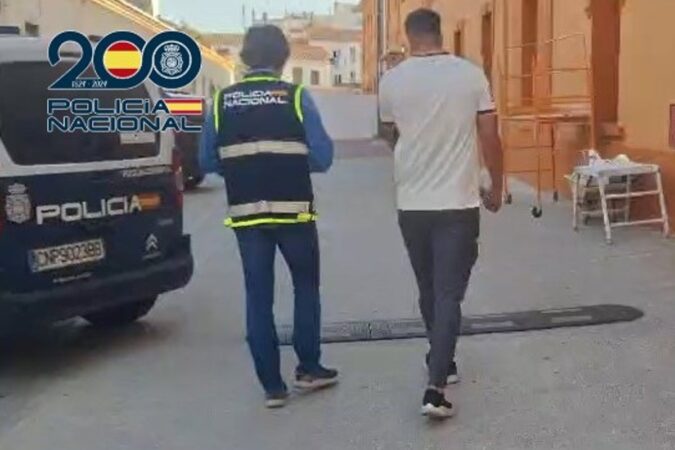 Agente policial detiene a hombre tras violentos disturbios pre-partido en Mestalla con botellas y mobiliario urbano