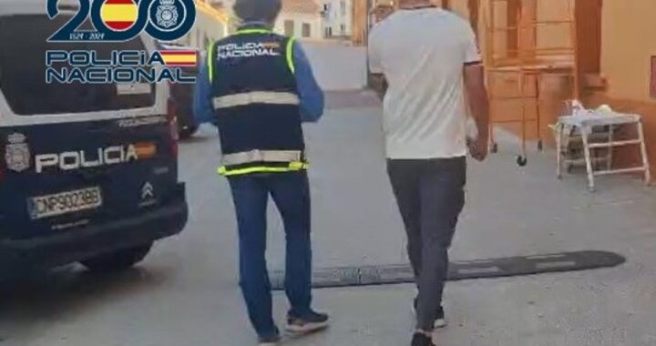 Agente policial detiene a hombre tras violentos disturbios pre-partido en Mestalla con botellas y mobiliario urbano