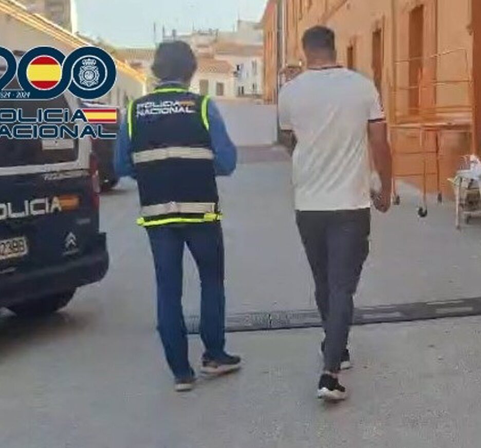Agente policial detiene a hombre tras violentos disturbios pre-partido en Mestalla con botellas y mobiliario urbano