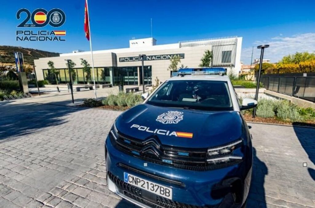 Agente policial detiene a hombre de 69 años con punzón tras pinchar 15 ruedas de coches en Avenida Oasis de El Ejido