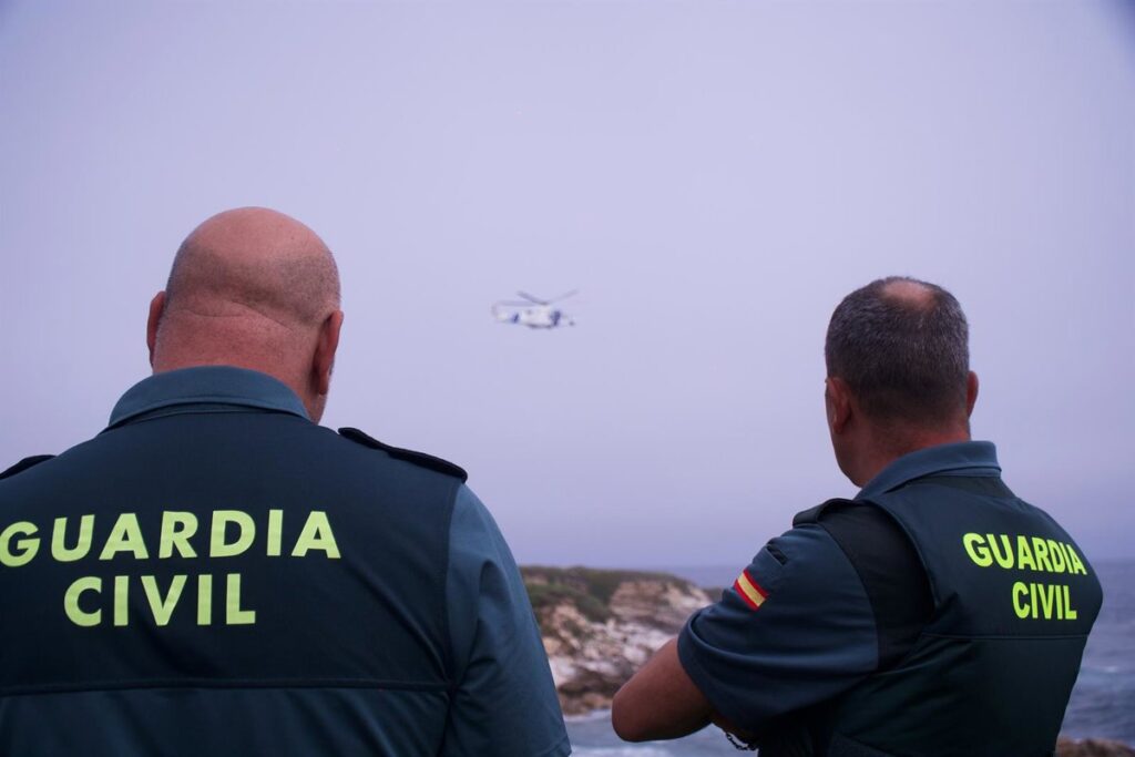 Agentes de la Guardia Civil incautan 62 garrafas con 1.550 litros de combustible usado para narcotráfico en playa de Barbate