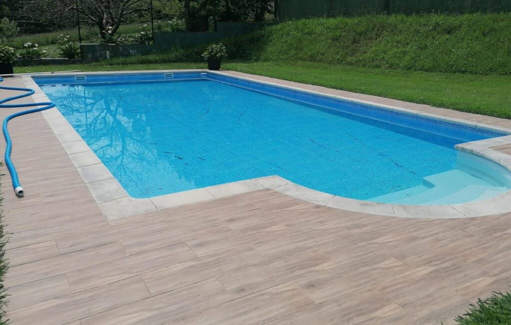 Piscina privada con luces subacuáticas donde joven de 17 años sufrió electrocución mortal en Gelves