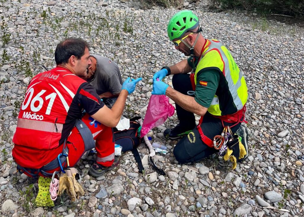 Helicóptero del GREIM rescatando a barranquista con fémur roto en barranco La Plañera, Bielsa (Huesca)