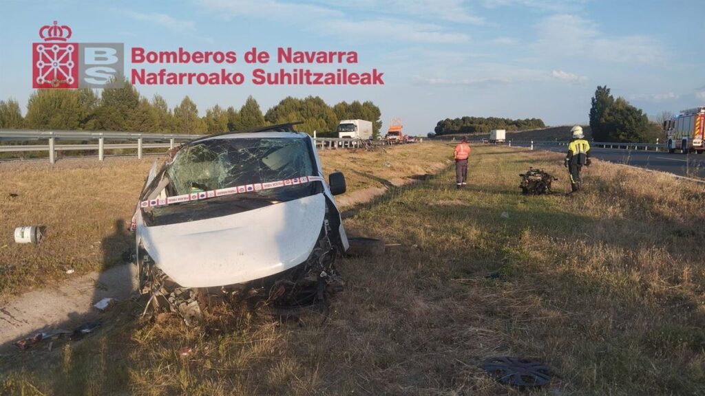 Vehículo fuera de la calzada en la AP-68 tras accidente en tramo recto cerca de Murchante, con servicios de emergencia en el lugar