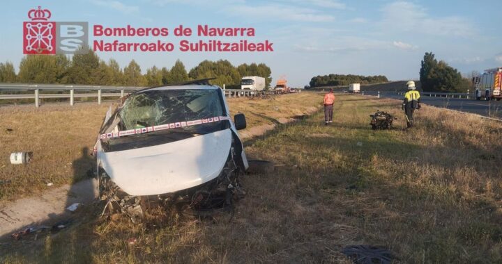 Vehículo fuera de la calzada en la AP-68 tras accidente en tramo recto cerca de Murchante, con servicios de emergencia en el lugar