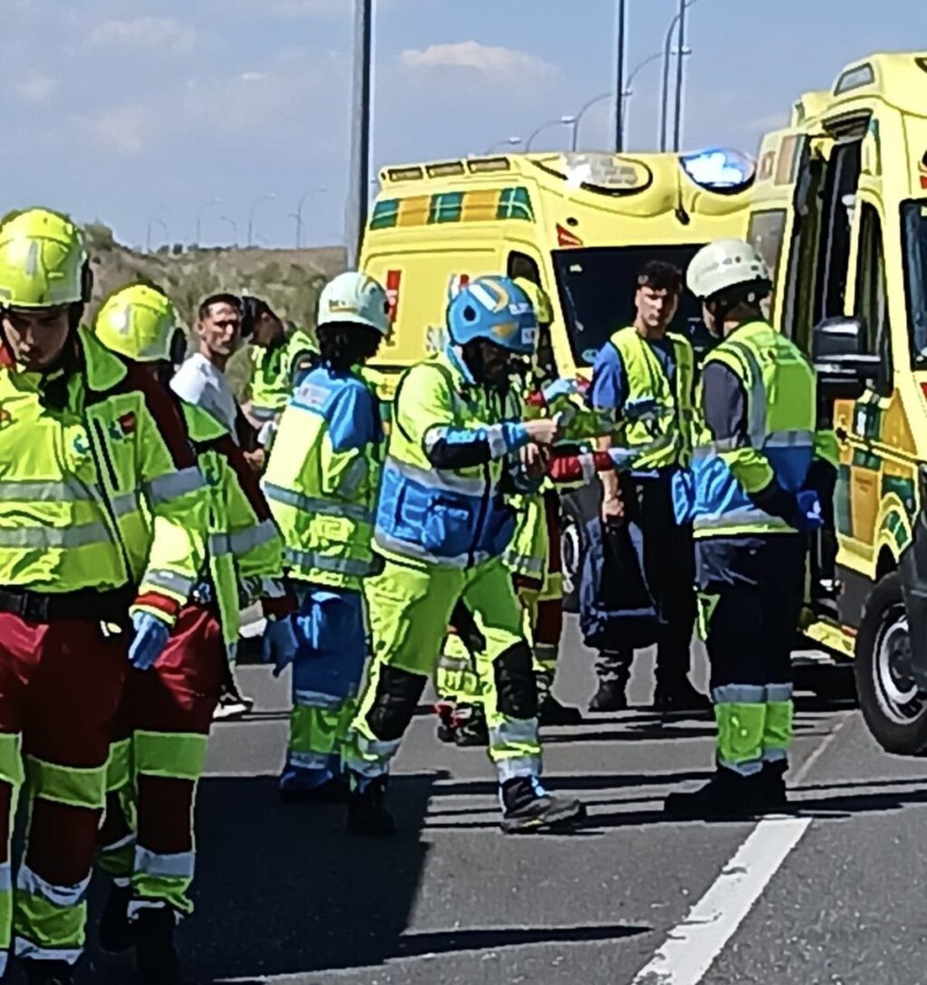 Bomberos de Madrid rescatan a mujer atrapada bajo coche tras choque múltiple en M-50 km 15