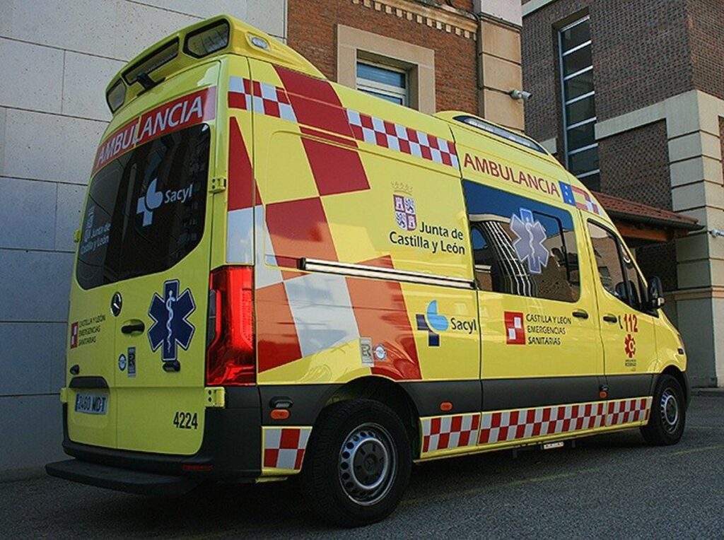 Carretera LE-412 en León con presencia de ciclistas y camión tras accidente mortal a las 21:48 horas
