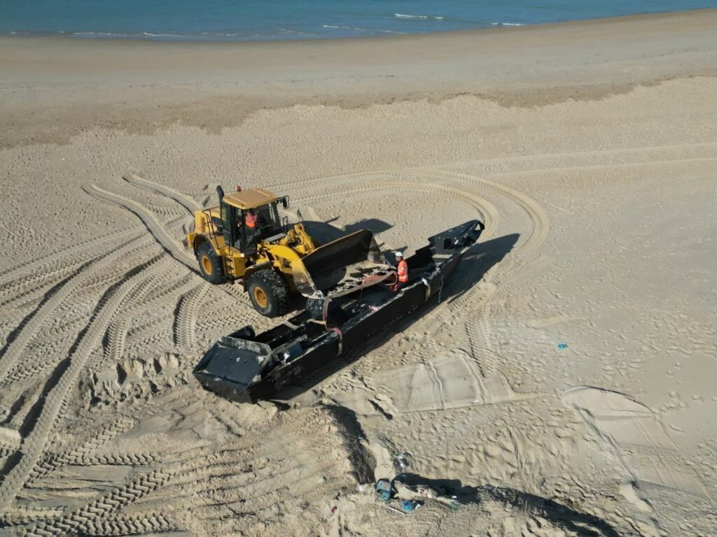 Narcolancha varada en la Punta del Boquerón (Cádiz) tras impacto violento durante persecución policial