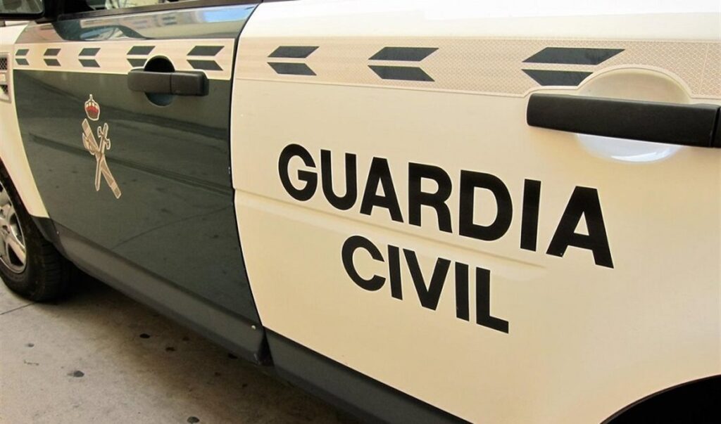 Agentes de la Guardia Civil incautan 5 barcos y desmantelan plantaciones de marihuana en Cádiz durante operativo relámpago