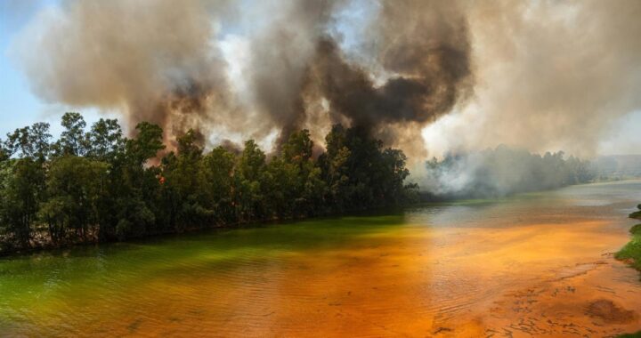 Equipos del Infoca trabajan en el incendio forestal de Villanueva de los Castillejos con autobombas y helicóptero