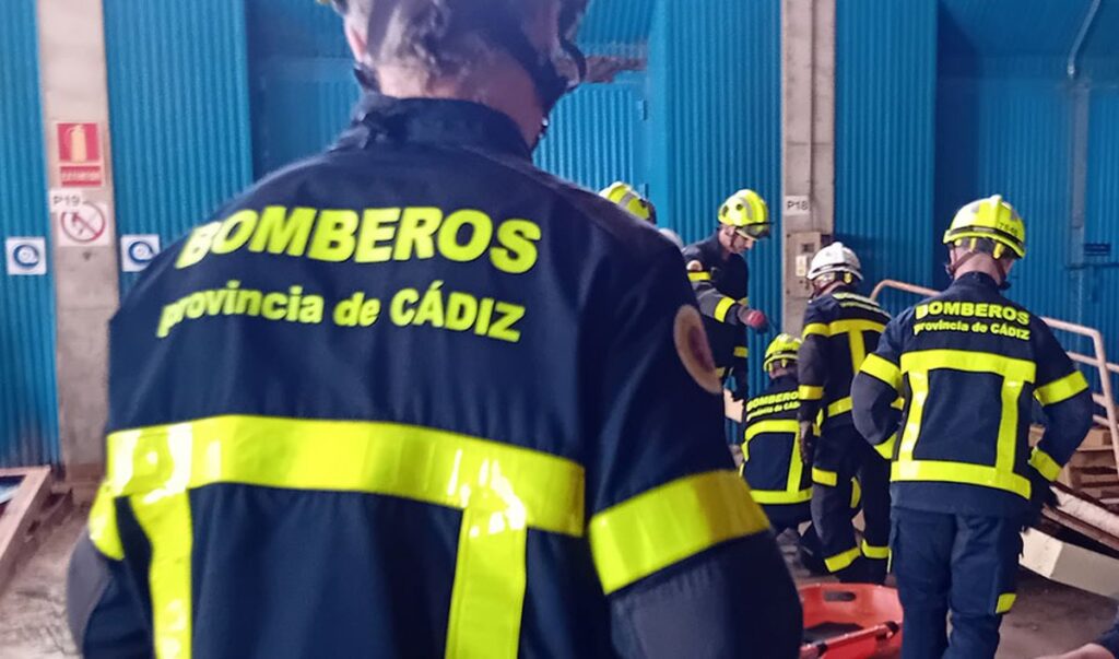 Escena del rescate en pozo de Olvera donde murió un hombre de 58-60 años tras caer
