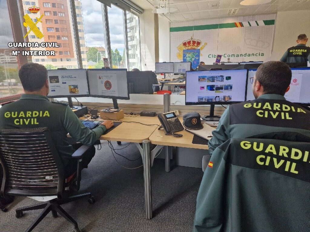 Agente de la Guardia Civil revisando pruebas digitales de estafa en alquiler vacacional con 3.000 euros