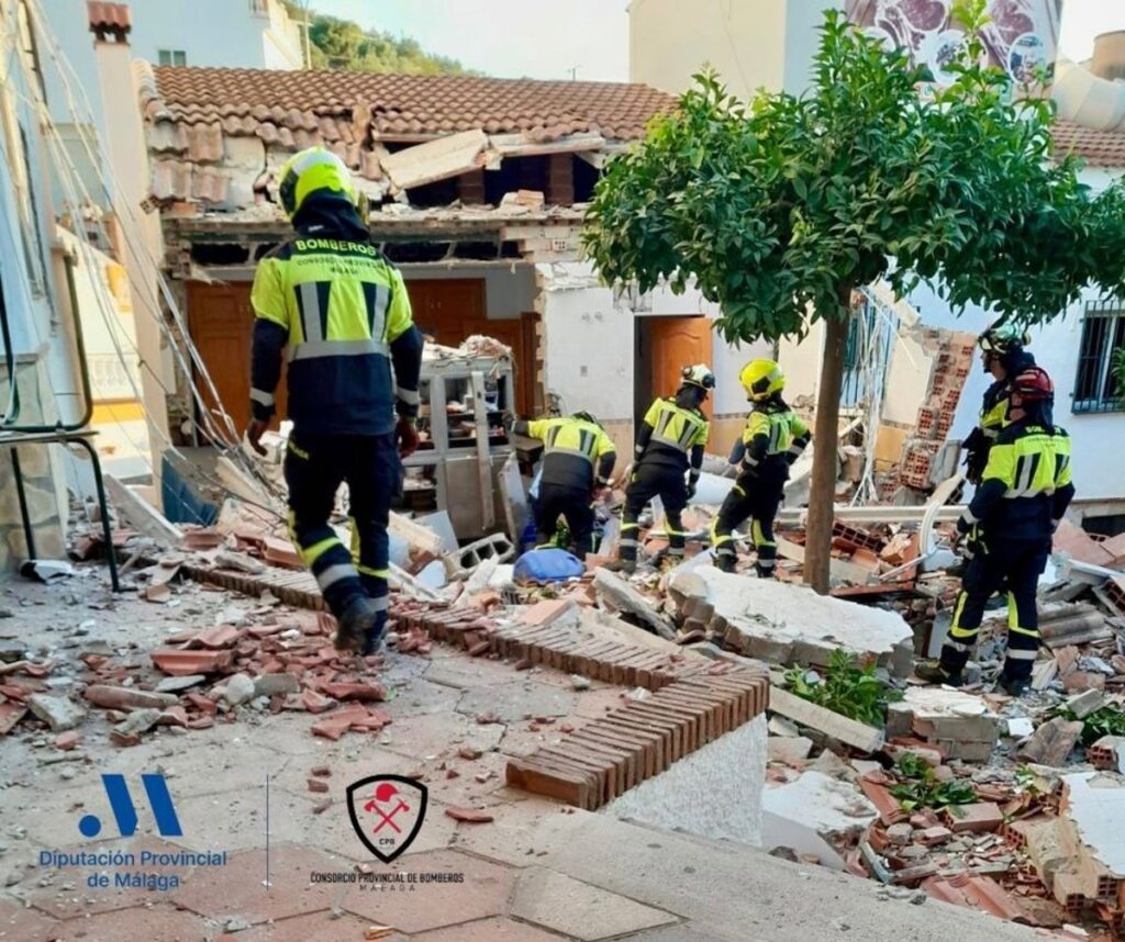 Edificio con planta derrumbada tras explosión de bombona en restaurante de Sayalonga Málaga
