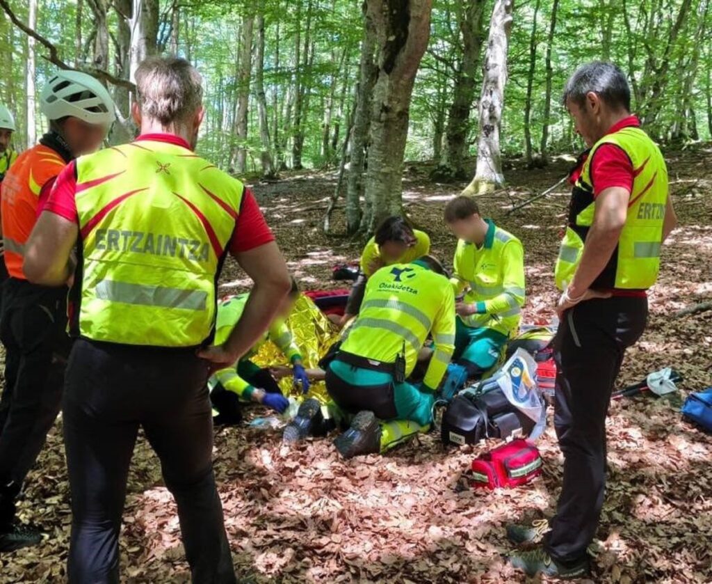 Helicóptero de rescate en el monte Anboto durante operativo de emergencia en Euskadi