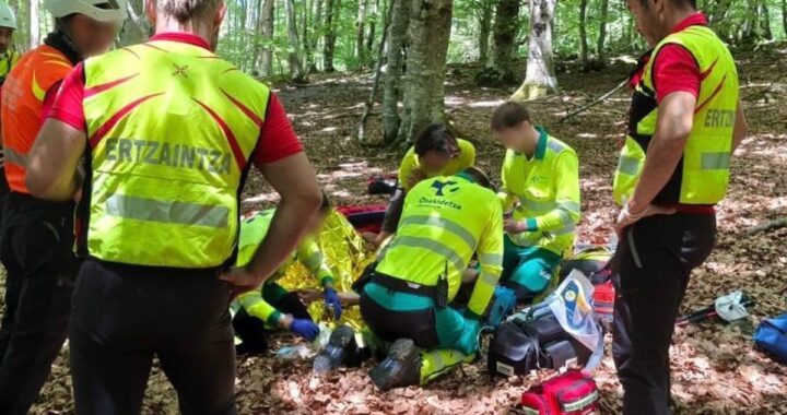 Helicóptero de rescate en el monte Anboto durante operativo de emergencia en Euskadi