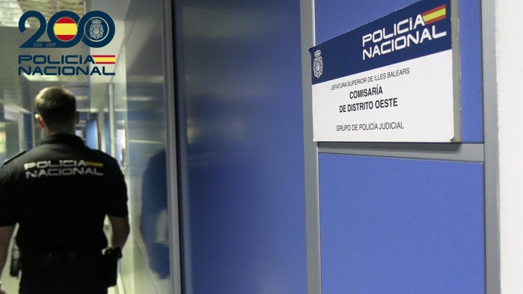 Agente policial deteniendo a hombre acusado de robar 17 coches en garaje comunitario de Palma
