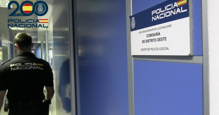 Agente policial deteniendo a hombre acusado de robar 17 coches en garaje comunitario de Palma