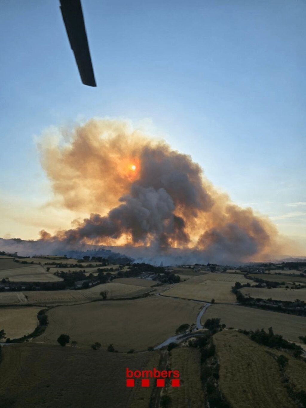 Bomberos y aviones combatendo el incendio en Talavera con 4 núcleos confinados en Lleida