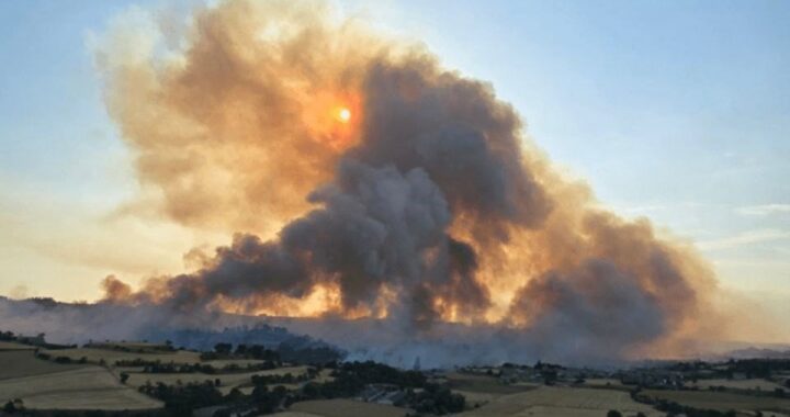Bomberos y aviones combatendo el incendio en Talavera con 4 núcleos confinados en Lleida