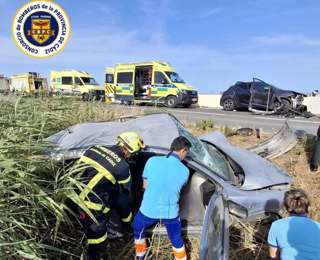 Vehículos accidentados en la A-2233 entre Conil y Barbate con bomberos y sanitarios interviniendo