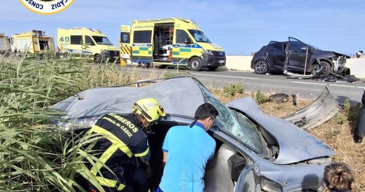 Vehículos accidentados en la A-2233 entre Conil y Barbate con bomberos y sanitarios interviniendo