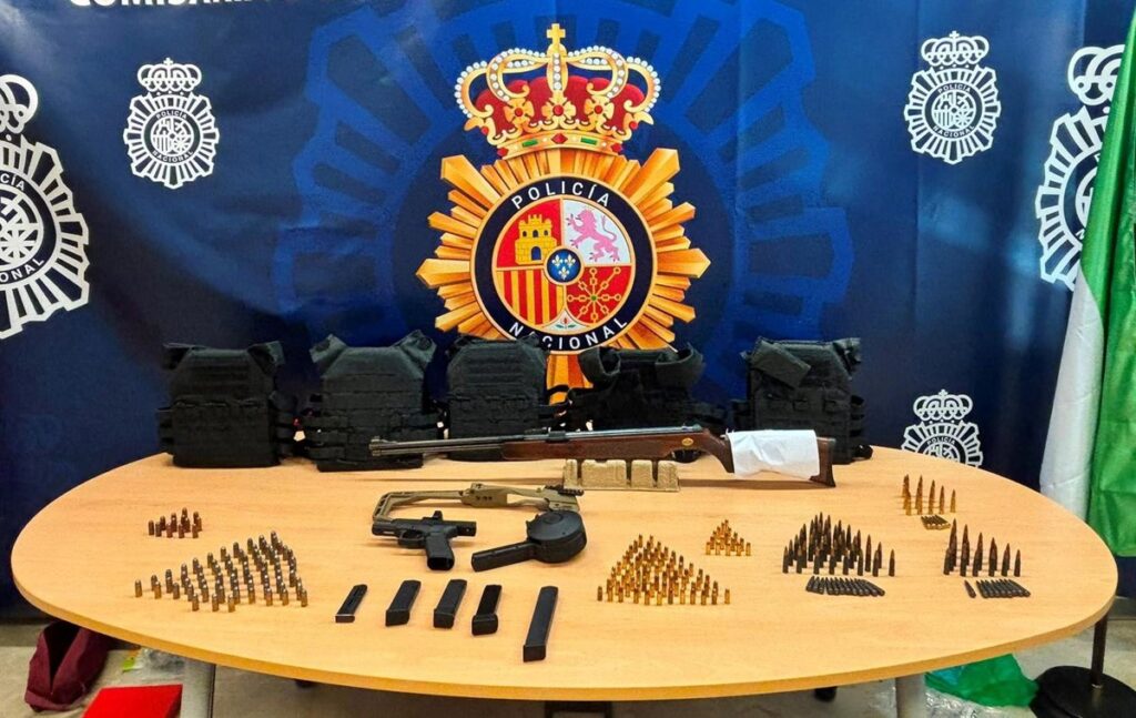 Agentes policiales durante la Operación auditor en Almería por homicidio en Villanueva de la Serena